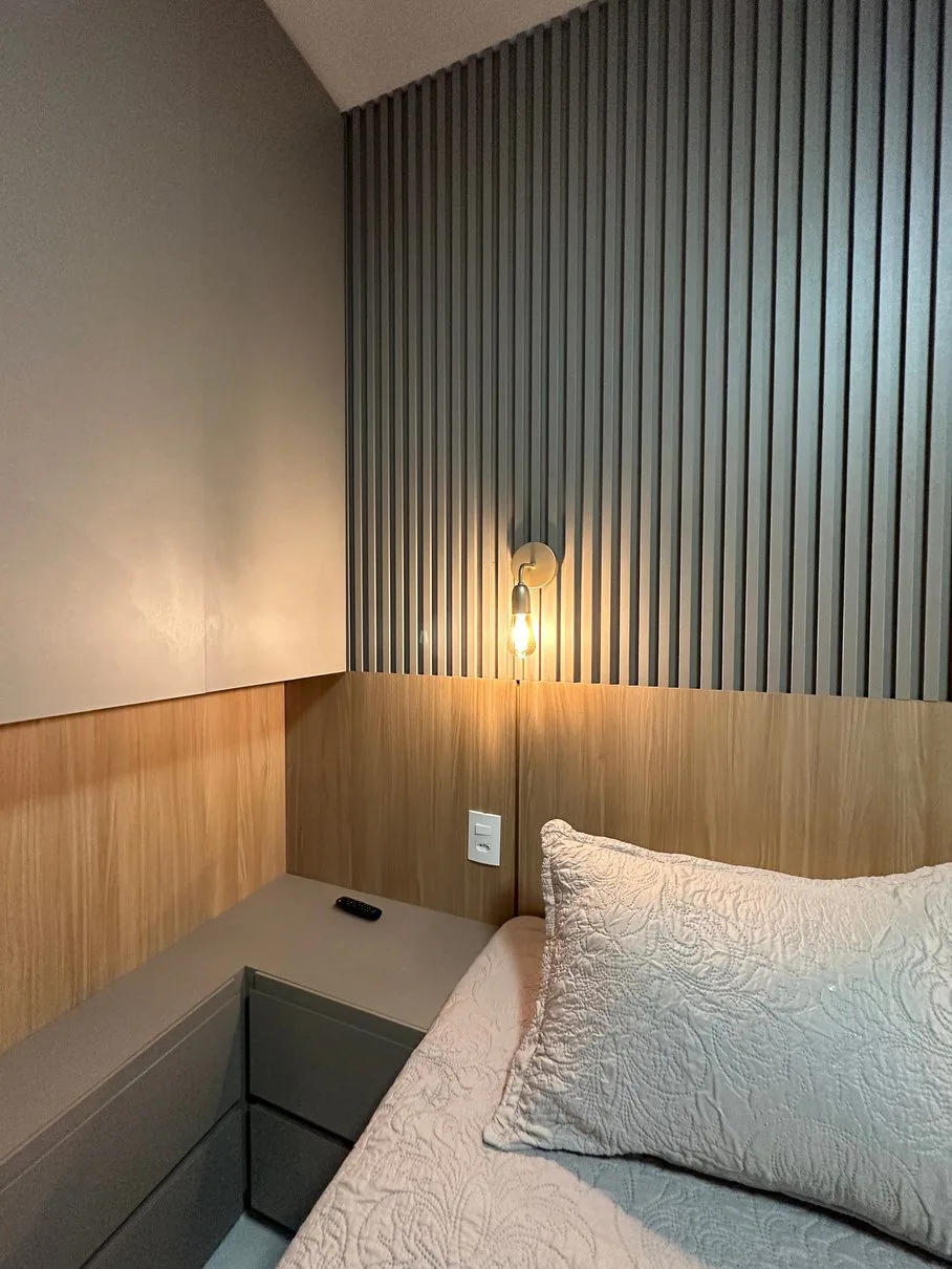 Quarto planejado com cabeceira ripada e iluminação