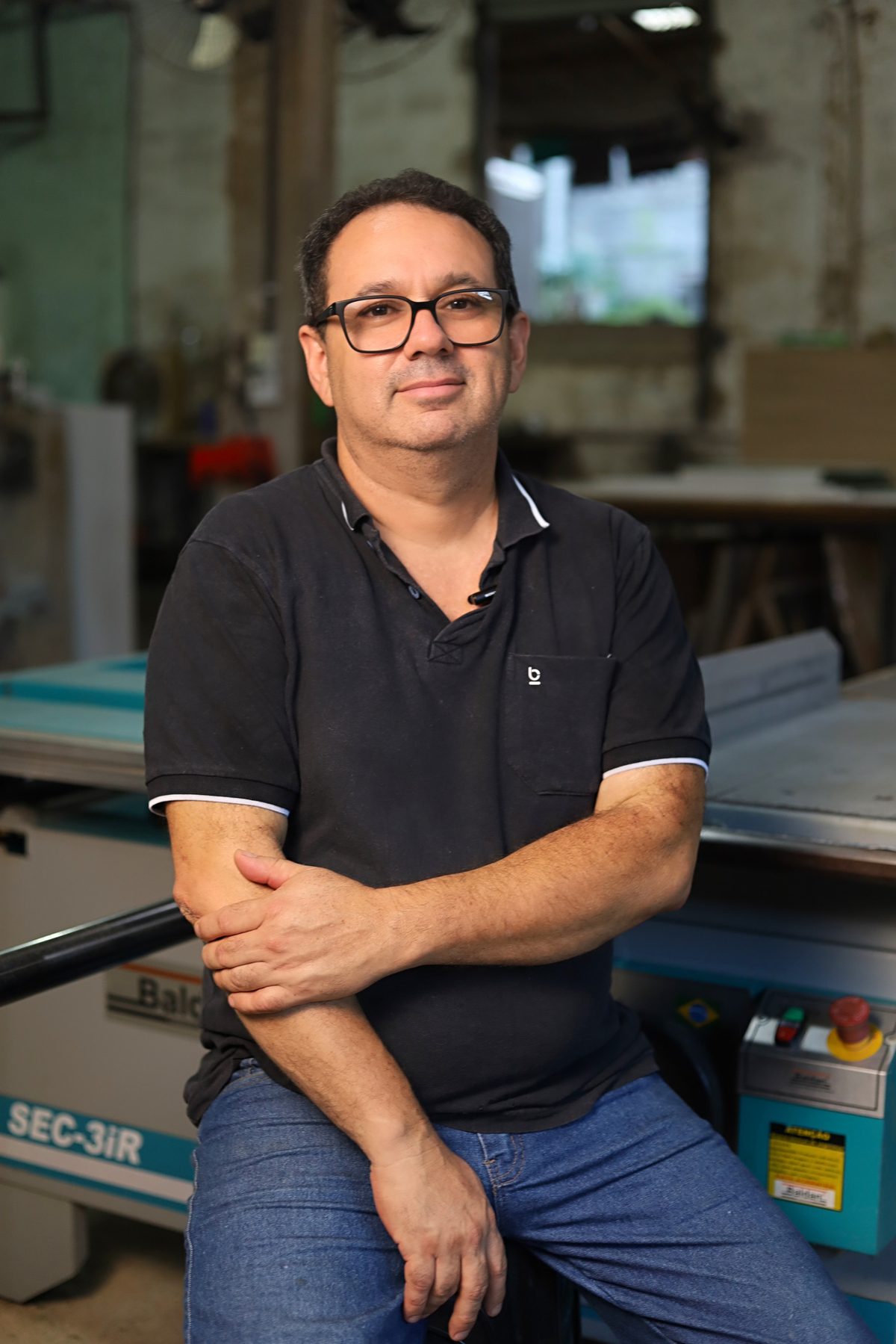 Fundador da Gadiz na oficina de marcenaria