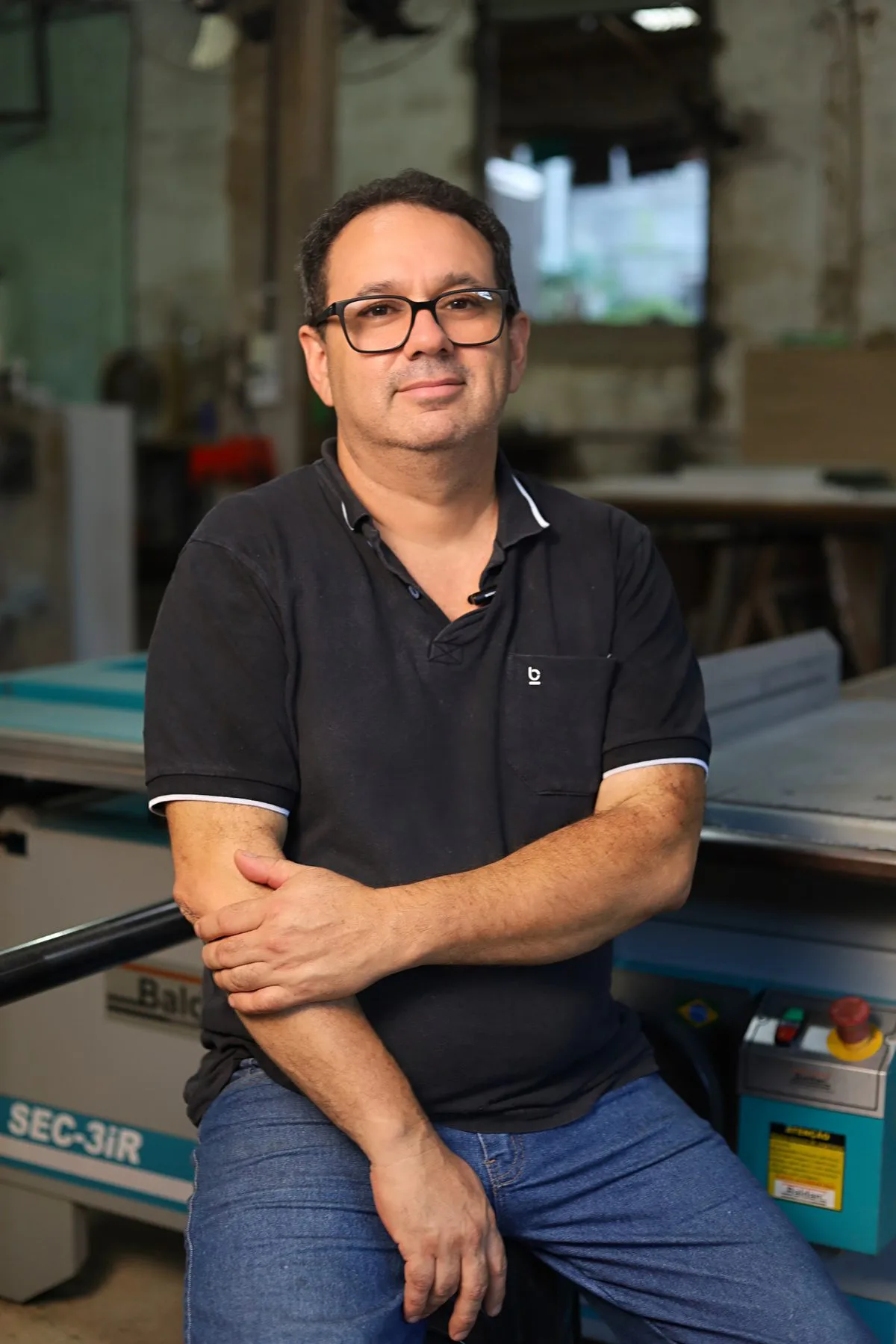 Fundador da Gadiz na oficina de marcenaria