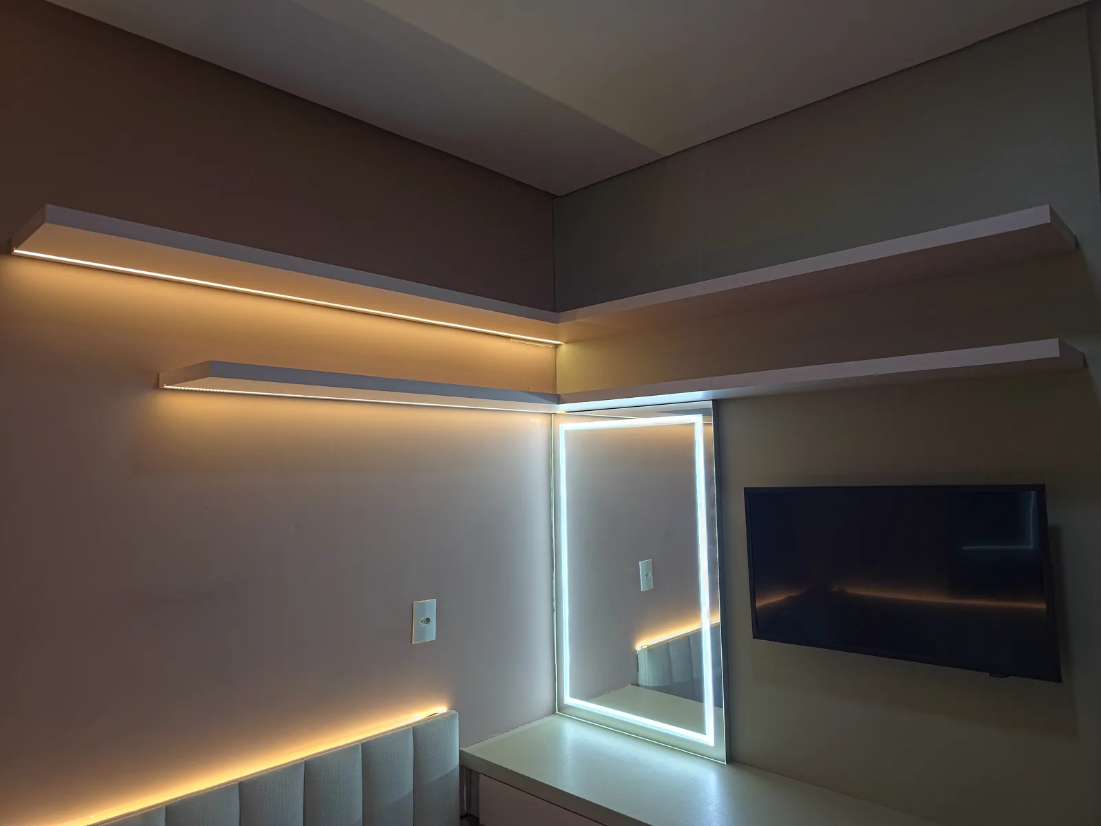 Quarto planejado com penteadeira, espelho iluminado e prateleiras